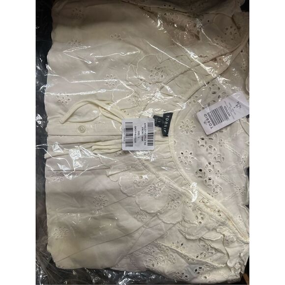 Torrid Eyelet Ruffle Tie Front Tank Top Sz 1 - Picture 5 of 5